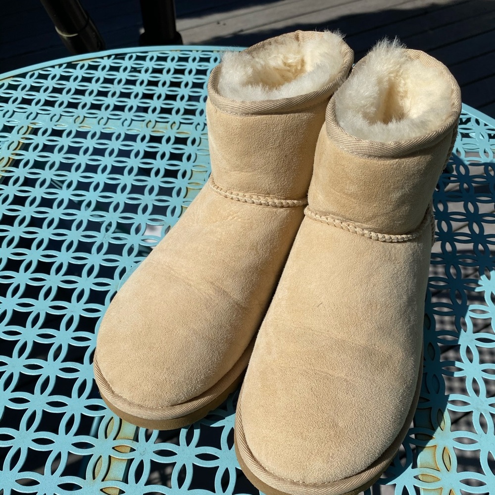 ✨Classic Mini Uggs boots  size 8✨